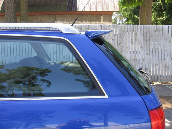 Avant rear roof spoiler